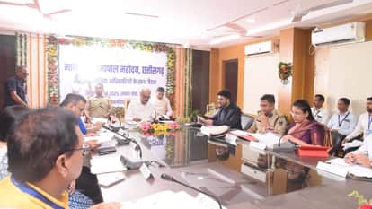 Governor Ramen Deka held a review meeting with administrative officials in Balodabazar-Bhatapara