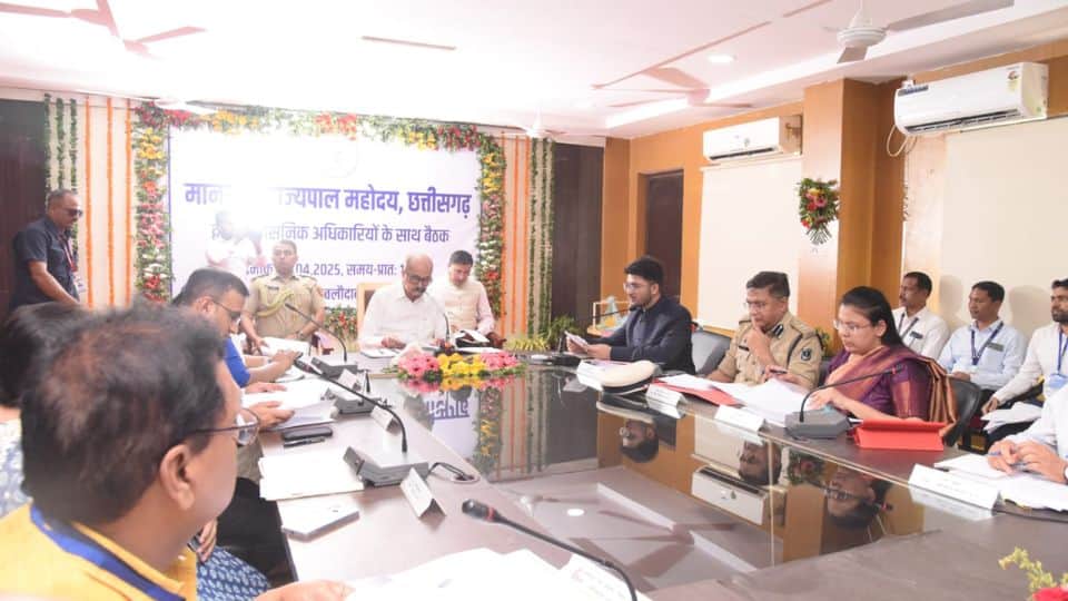 Governor Ramen Deka held a review meeting with administrative officials in Balodabazar-Bhatapara