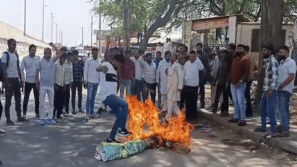 A memorandum was submitted after burning the effigy of SP MP Ramjilal Suman