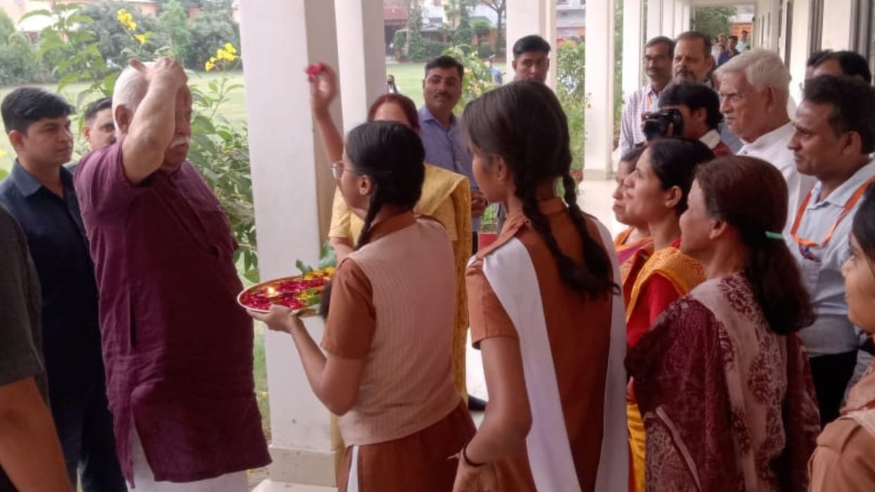 RSS chief Mohan Bhagwat reached Kashi Girls welcomed him applying tilak