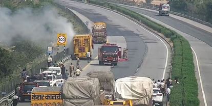 Accident on Agra-Lucknow Expressway bus full of passengers collided with truck 10 people injured