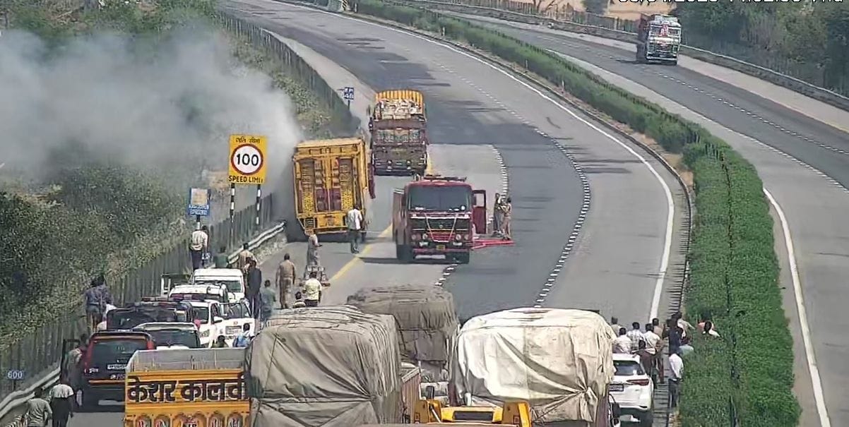 Accident on Agra-Lucknow Expressway bus full of passengers collided with truck 10 people injured