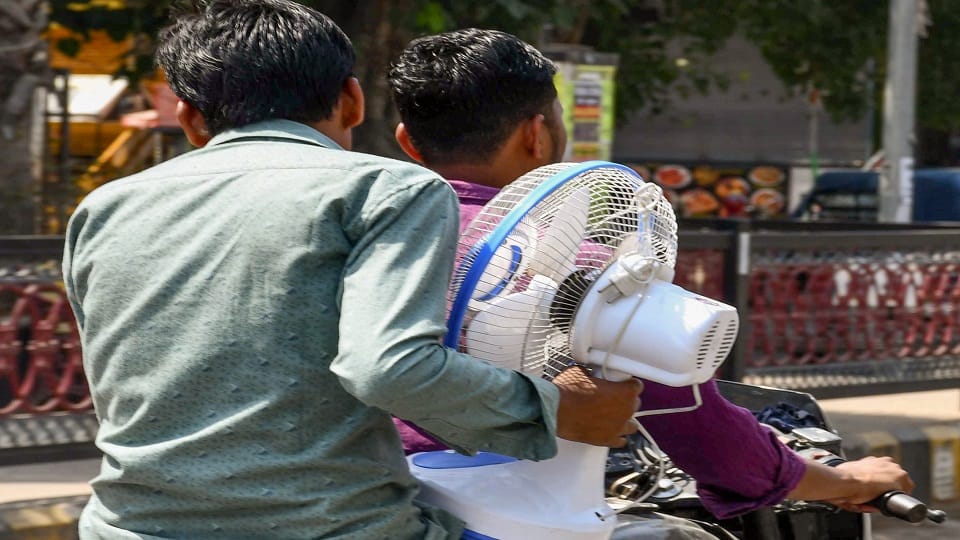 thursday the hottest day of this season in Delhi temperature reached 39 degrees