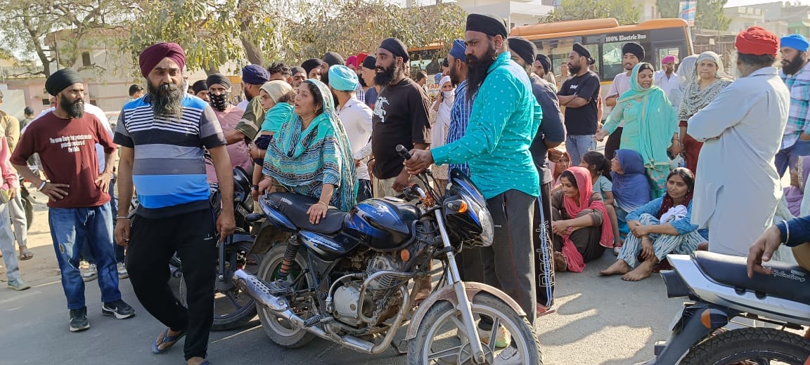 Meerut News: After the murder of Paramjeet, the family members were angry and sat on a dharna demanding the ar