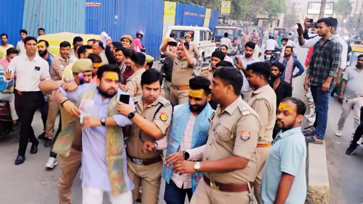 Protest against rss chief Mohan Bhagwat in varanasi congress and nsui worker detained