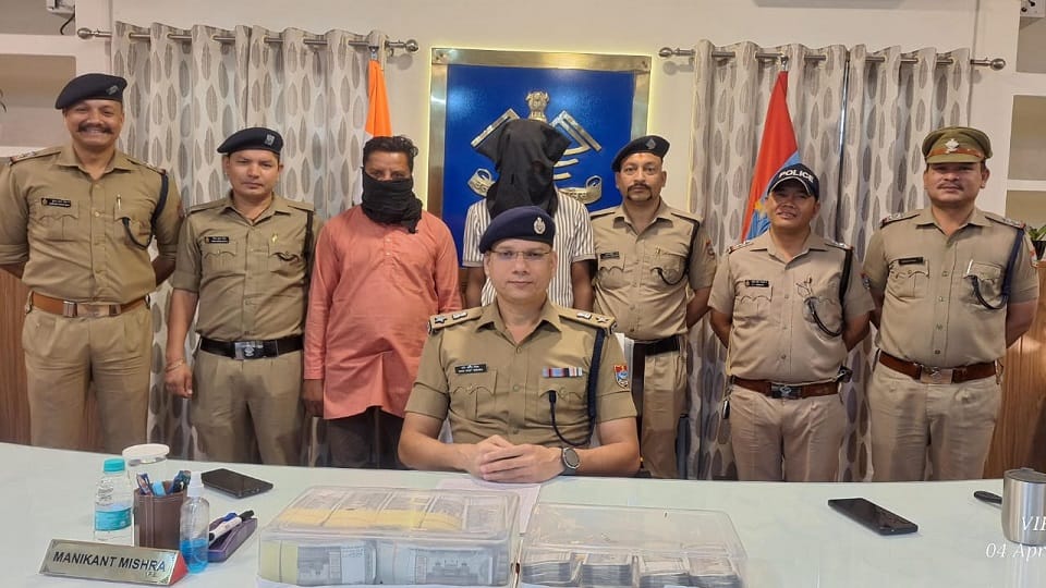 Two arrested for looting Rs 70 lakh in the name of gold biscuits in sitarganj