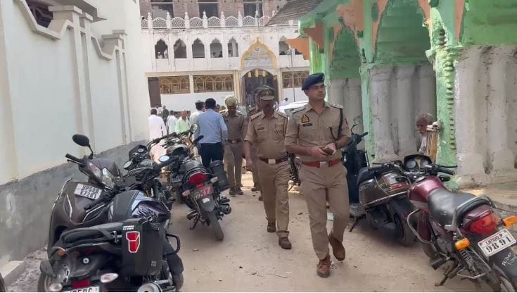 Alert regarding Waqf Bill Friday prayers DIG and SP took stock of azamgarh Police at every corner