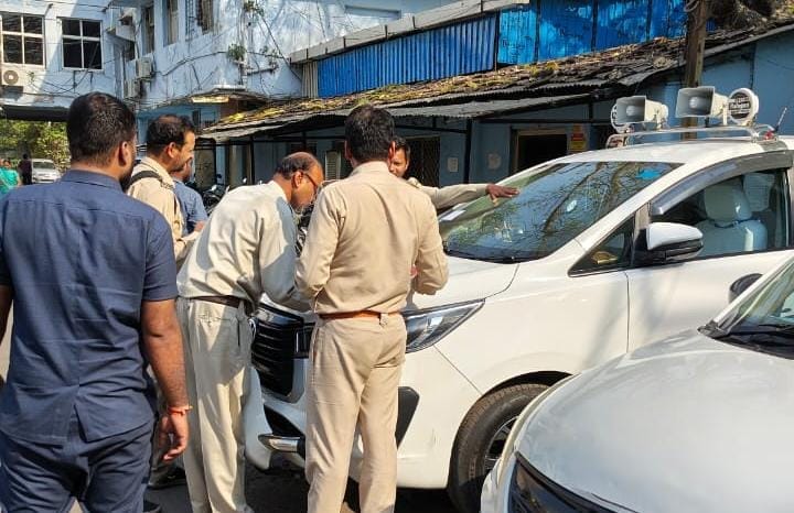 Indore: The debate on the budget was going on in the upper house, while the court staff seized the officers' v