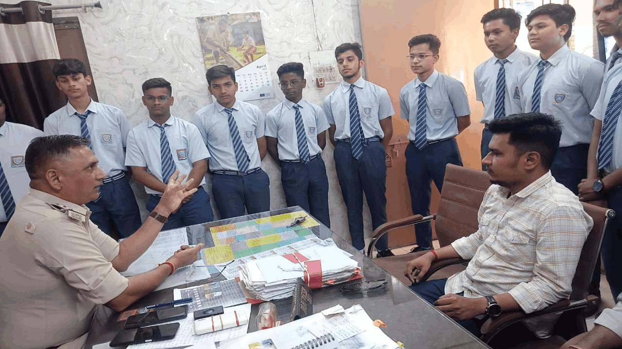 बच्चों ने पुलिस थाना भाटापारा शहर का किया भ्रमण