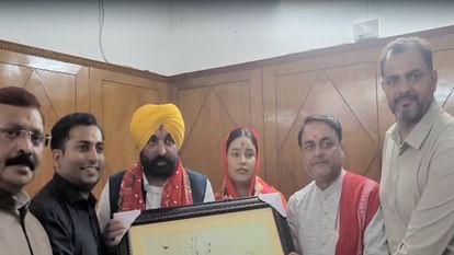 Punjab cm Bhagwant Mann along with his wife paid obeisance to Mata Shri Naina Devi