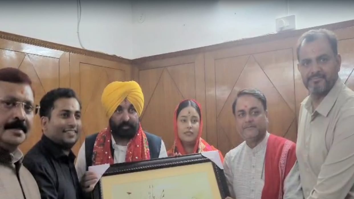 Punjab cm Bhagwant Mann along with his wife paid obeisance to Mata Shri Naina Devi