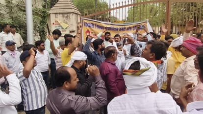 एमडी कार्यालय के बाहर प्रदर्शन करते विद्युत कर्मचारी।
