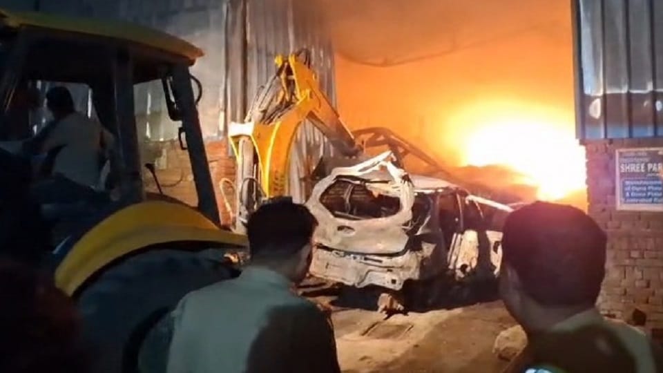 Meerut: Massive fire broke out in a factory in Sardhana, people fled from nearby houses, loss of Rs 50 lakh