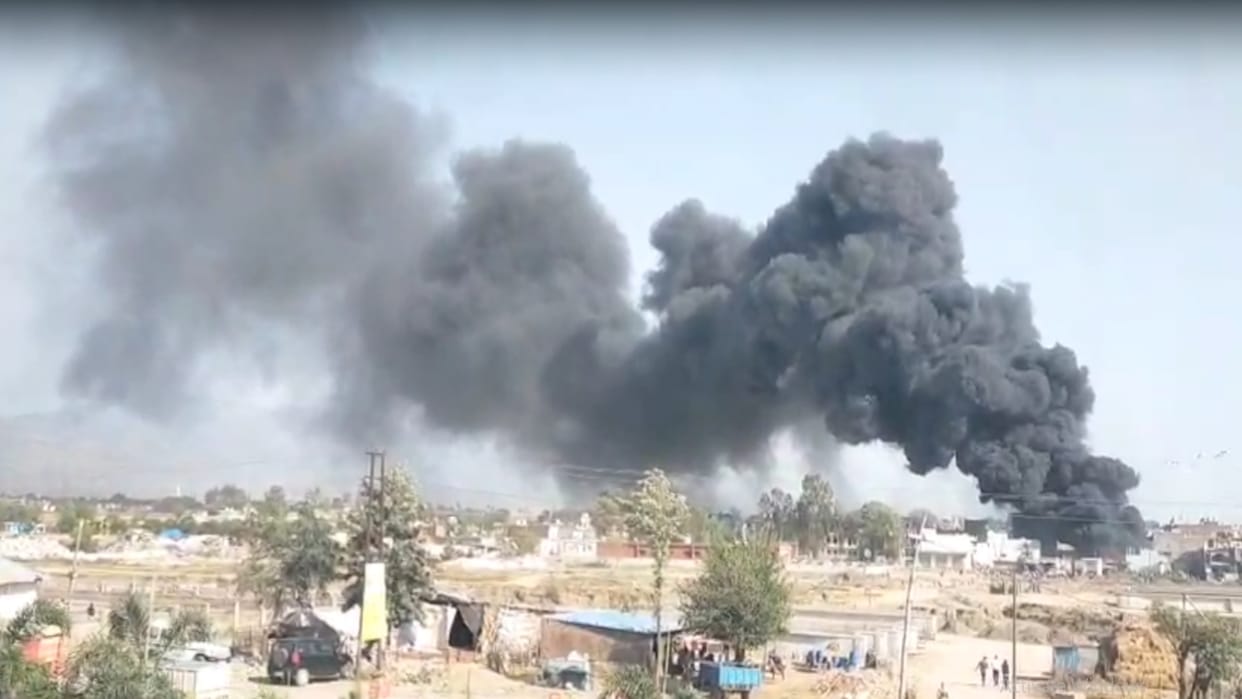 Fire broke out in the slums of migrant workers near Bald Bridge in Baddi, clouds of smoke rose