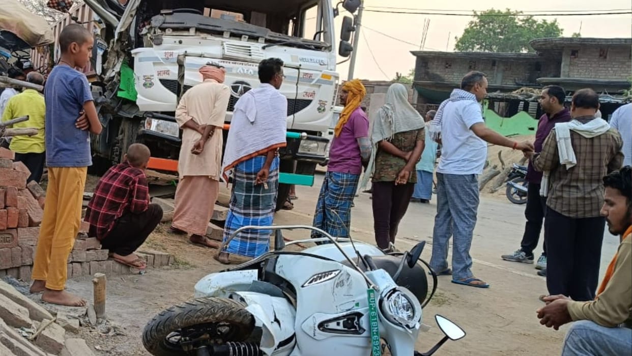 Major accident in Ghazipur one youth died and one injured after truck collided with scooter