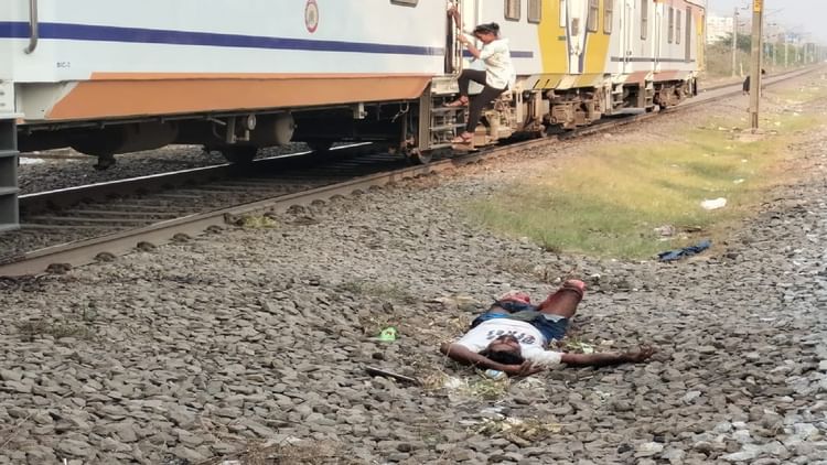 रायपुर-अभनपुर मेमू ट्रेन से कटकर युवक की मौत: शराब के नशे में था, एक पैर कटकर अलग, पुलिस ने शव किया बरामद