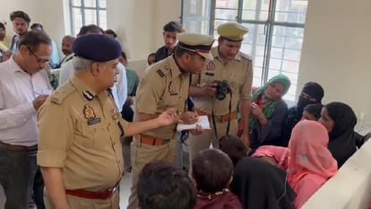 Muzaffarnagar: Contracts are being taken on carts outside the jail to save people from being beaten