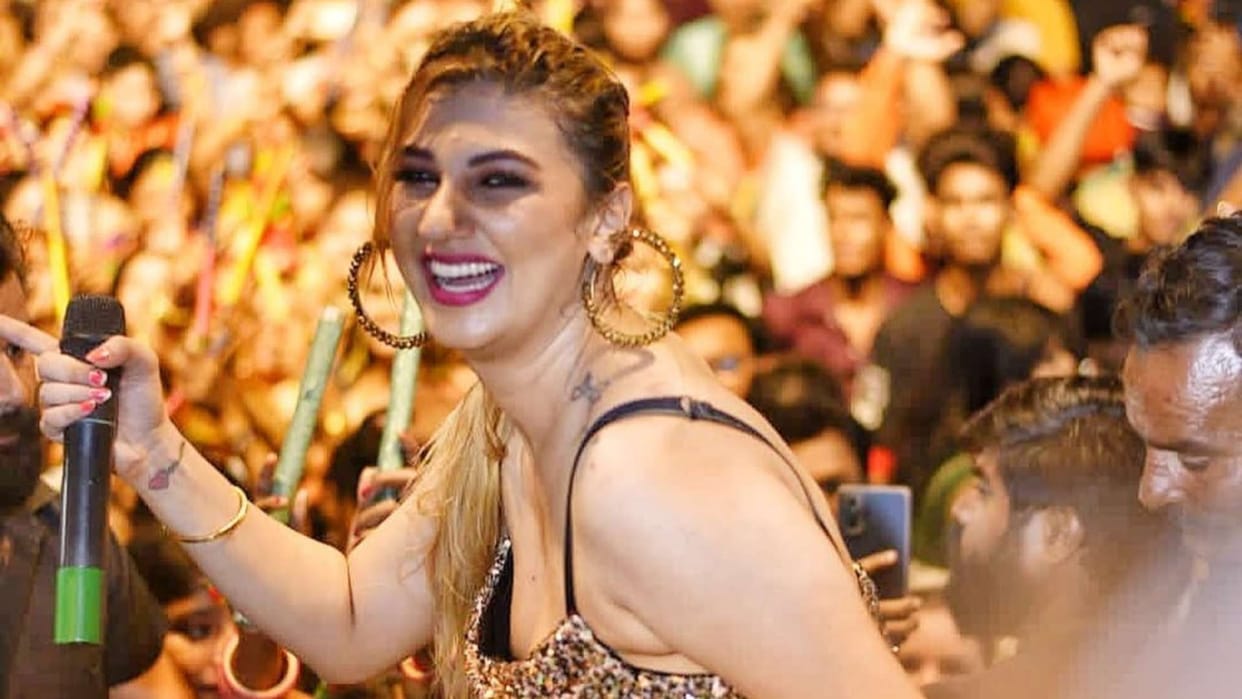 Jasleen Matharu Romance with anup jalota enter in big boss 12 now she is active in concert