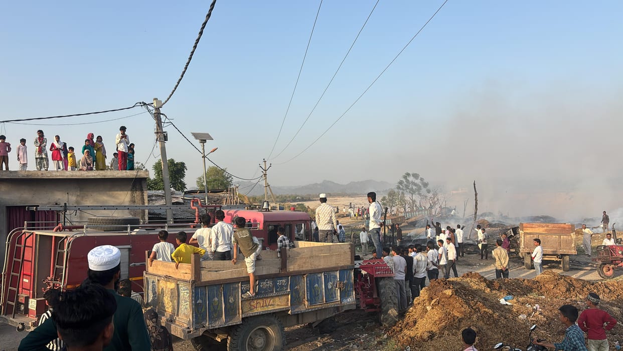 Roorkee News Massive fire broke out in huts six huts and three tractors burnt