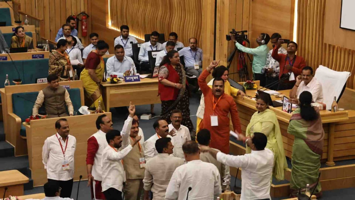 Indore News: Indore Municipal Corporation budget conference fell prey to uproar