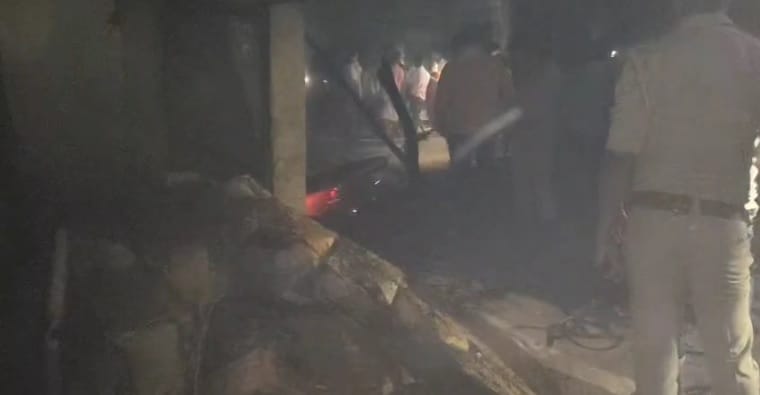 Hardoi Fire 14 huts burnt to ashes in one hour due to sudden fire loss estimated at 10 lakhs one burnt