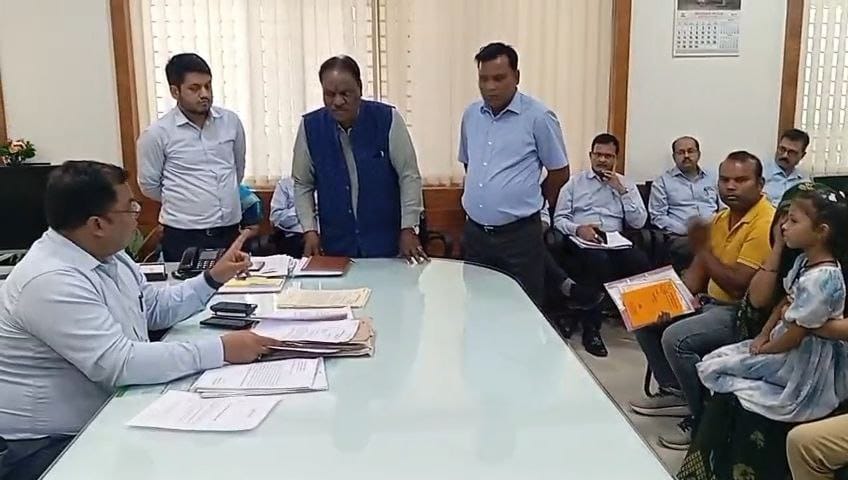 Indore News: Suspension of Sanitation Worker Sparks Controversy, Threats of Court Action