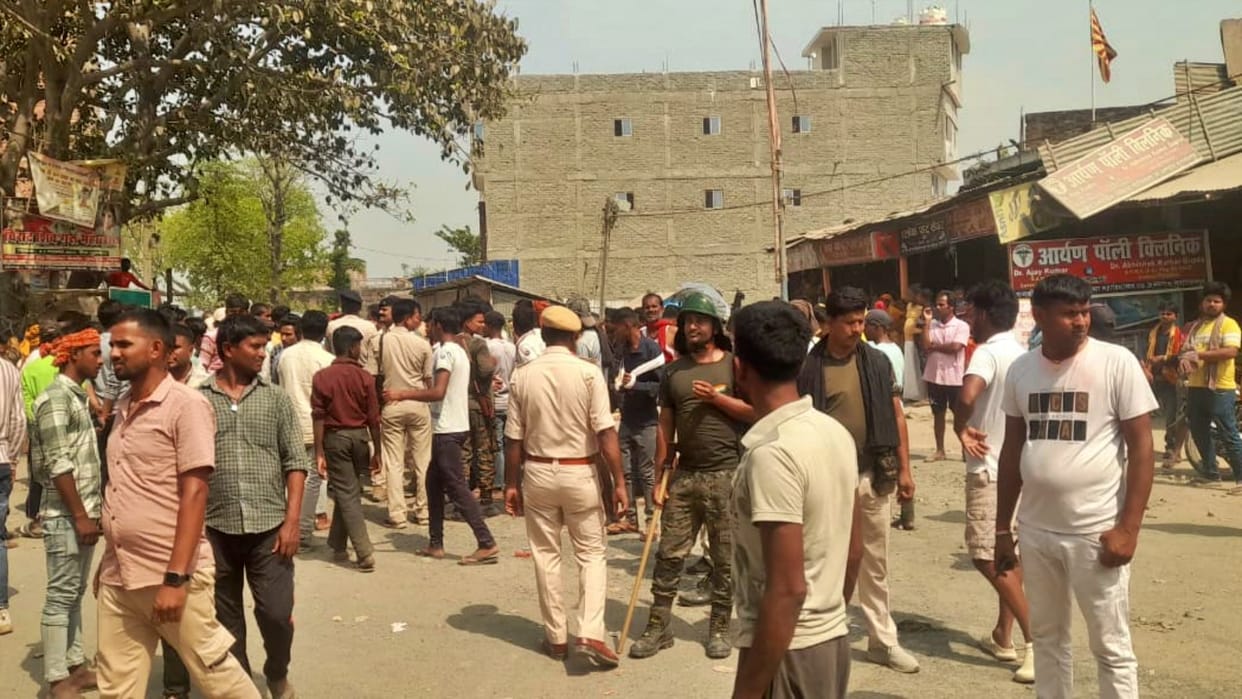 Khagaria News: Body of youth found in pit after party with friends at night, family members chased away police