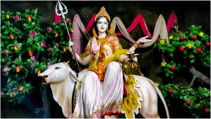 मां महागौरी को प्रसन्न करने के लिए अष्टमी के दिन पहनें इस खास रंग के कपड़े
