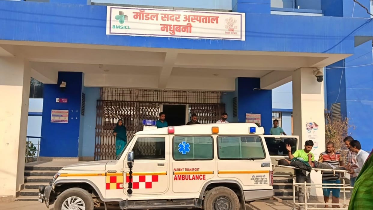Madhubani News: Criminals thrown into field and fired many bullets on young man, condition is critical