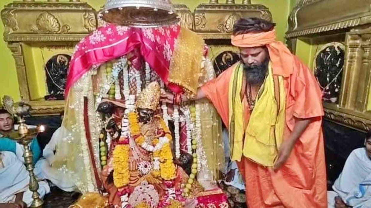 Ujjain News: A devotee presented a crown of 500 grams of gold at Maa Baglamukhi Dham
