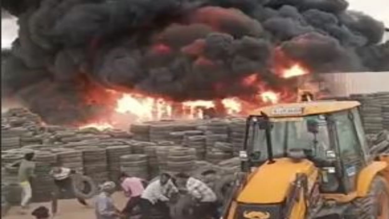 Hanumangarh News: Fire in tyre factory caused loss of lakhs, flames were seen several kilometres away