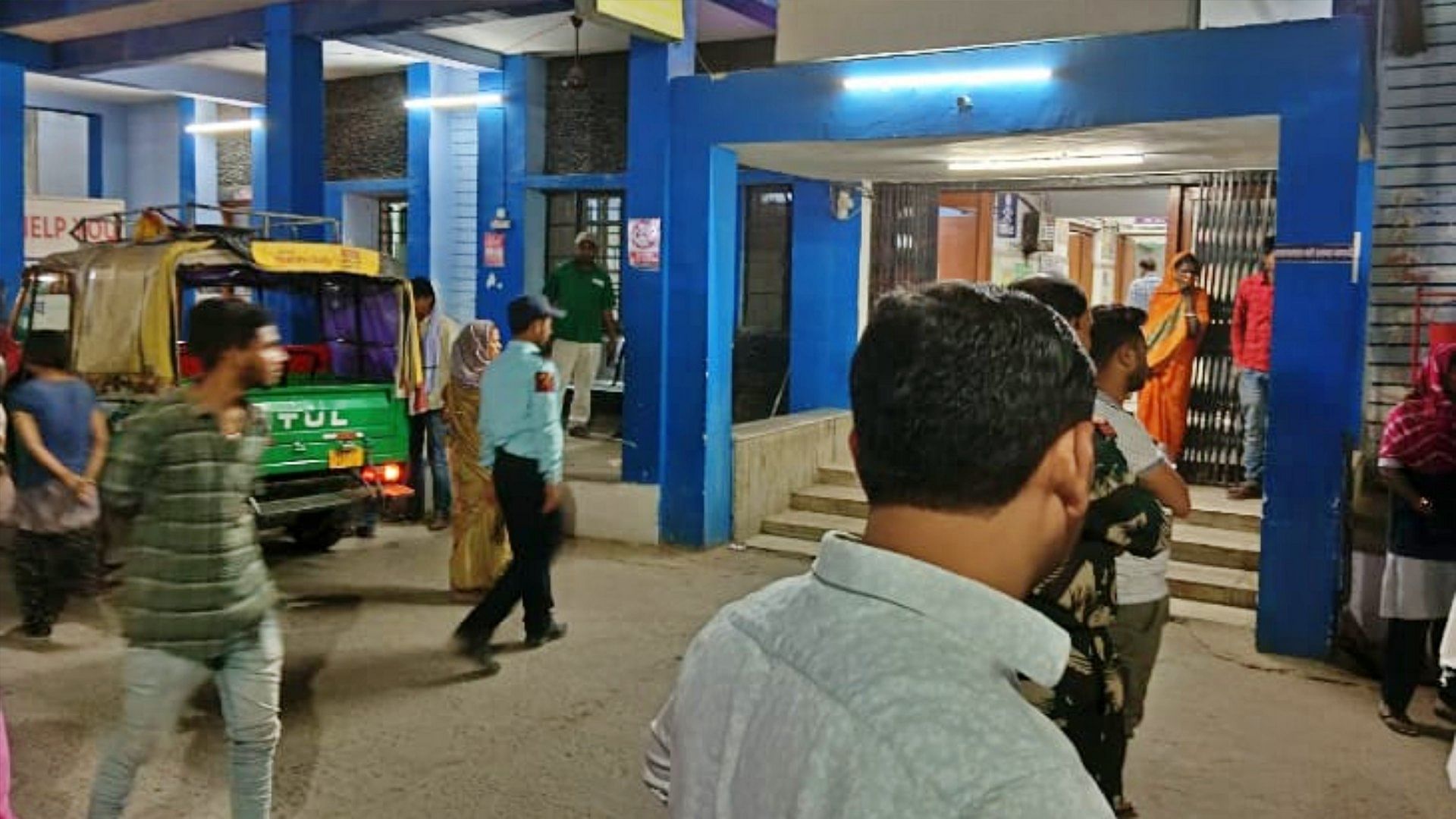 शव लेने अस्पताल पहुंचे परिजन