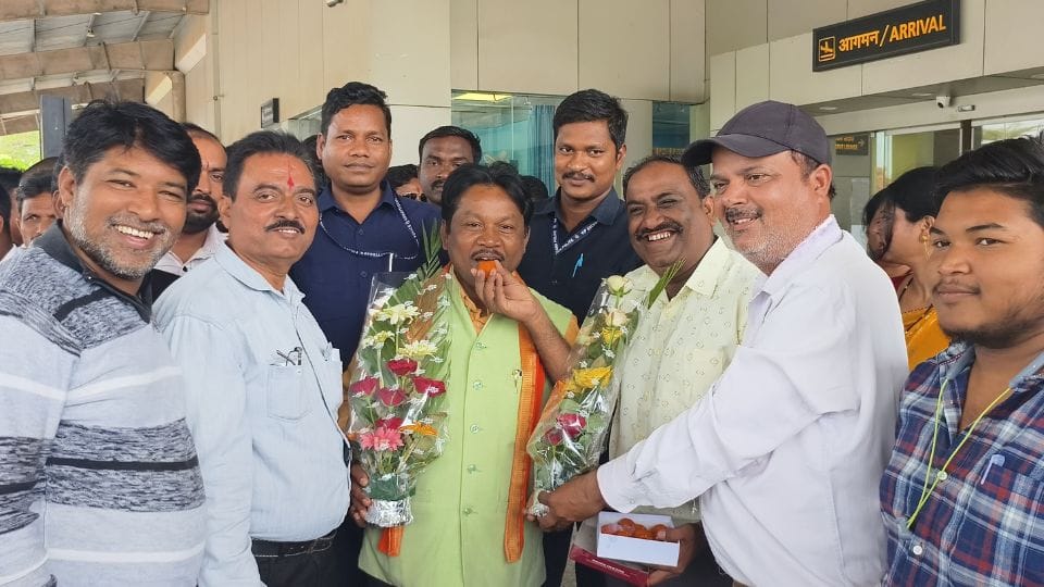 सांसद महेश कश्यप का समर्थकों ने किया स्वागत