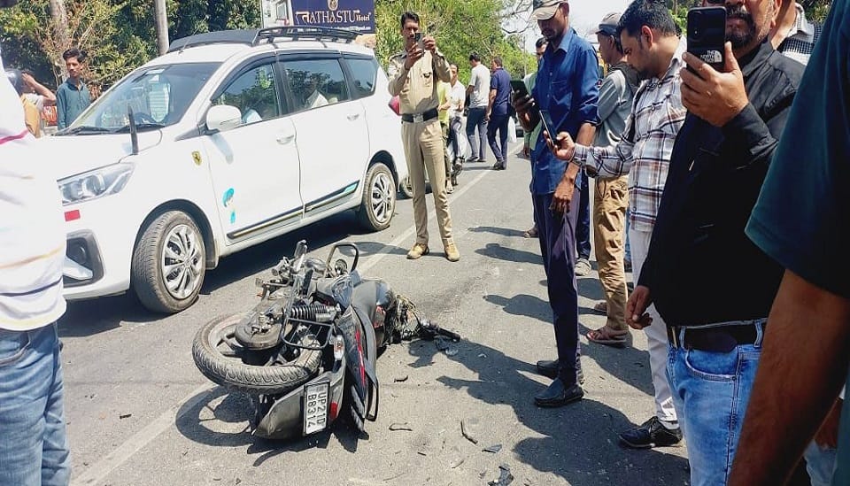 Bike rider dies after being hit by a roadways bus in ramnagar