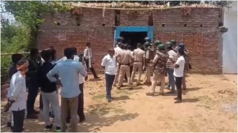 बंद पड़े घर से मिले पिता और दाे बच्चों के शव।