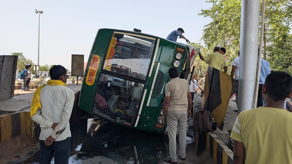 Bus overturned at toll plaza, two got seriously injured, passengers screamed, major accident averted