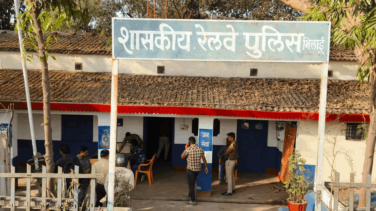 ट्रेन में चोरी के बाद शिकायत दर्ज