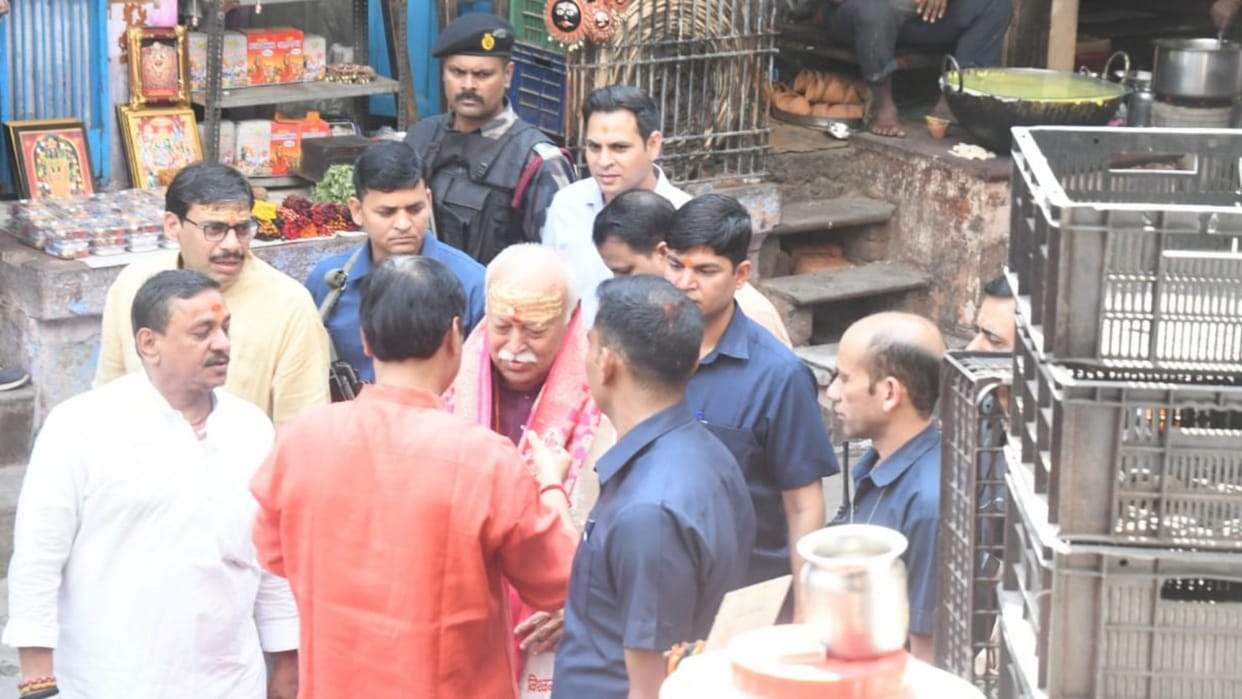 RSS chief Mohan Bhagwat offered prayers at Kashi Vishwanath temple