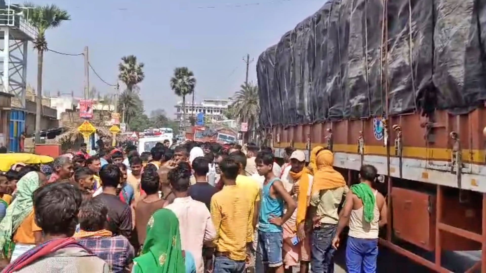 घटनास्थल पर स्थानीय लोगों ने लगाया जाम