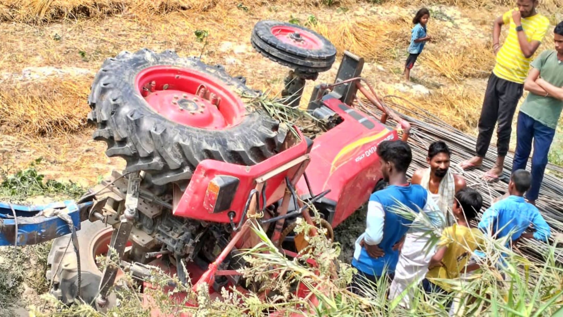 दुर्घटनाग्रस्त ट्रैक्टर और आसपास मौजूद स्थानीय लोग