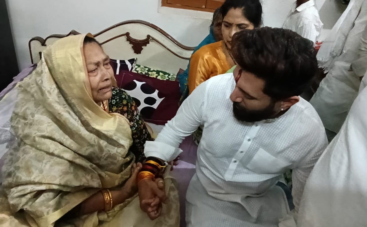 अपनी बड़ी मां से मुलाकात करते चिराग पासवान।