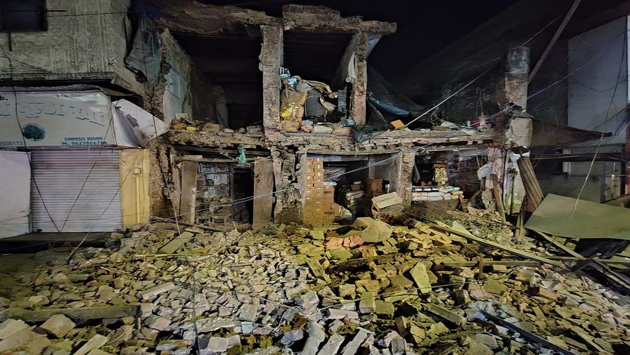 building collapsed in Bareilly people ran away to save their lives