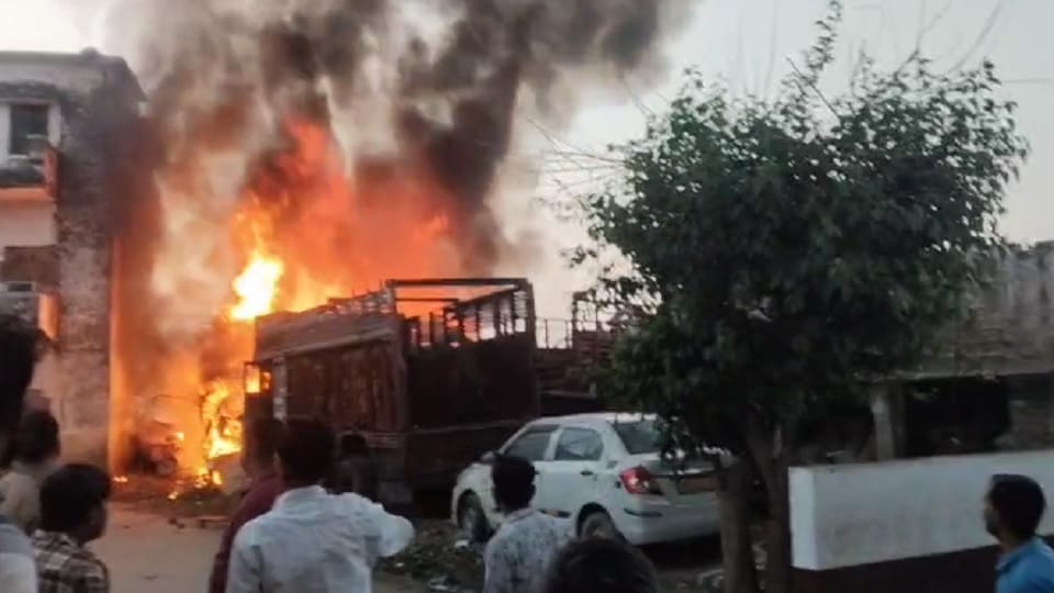 Sambhal: fire broke out in high-tension line at Hayatnagar police station, burning 15 vehicles