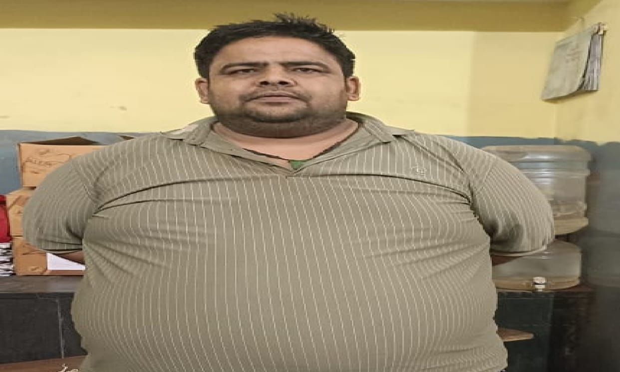 He was fearlessly running online betting outside the house, police reached the spot and caught him in Raipur