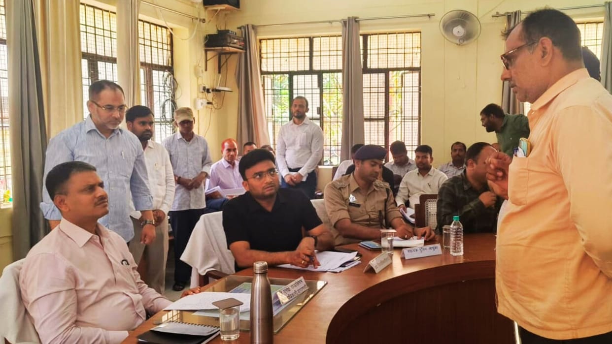 Sampoorna Samadhan Diwas public hearing of dm 180 complaints came 3 resolved on the spot