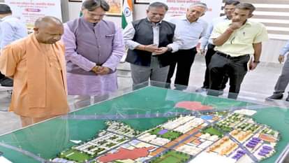 मुख्यमंत्री योगी आदित्यनाथ ने एलडीए की 785 एकड़ की आवासीय योजना की लॉन्चिंग की।
