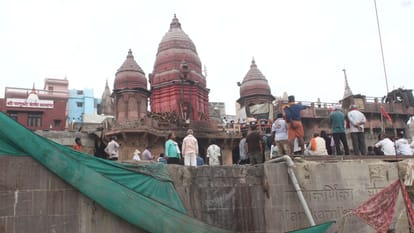 cremation grounds will be built on 560 pilings at Manikarnika and Harishchandra Ghat in Varanasi