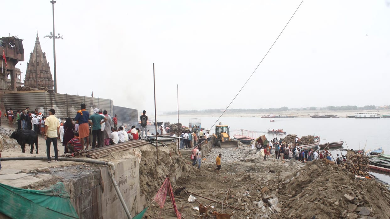 cremation grounds will be built on 560 pilings at Manikarnika and Harishchandra Ghat in Varanasi