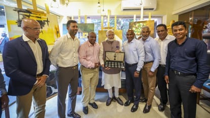 श्रीलंकाई क्रिकेटरों के साथ पीएम मोदी