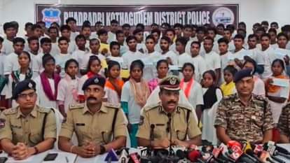 नक्सलियों के आत्मसमर्पण के बारे में जानकारी देते तेलंगाना पुलिस के अधिकारी